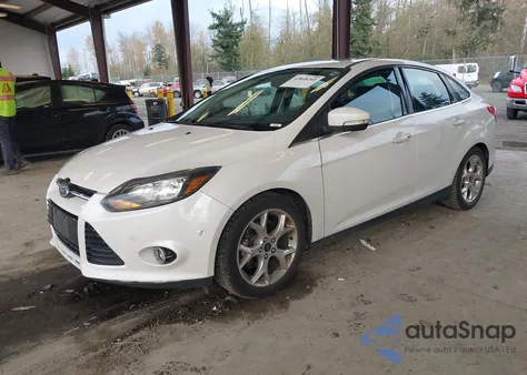 2014 Ford Focus Titanium z USA, uszkodzony, nr VIN 1FADP3J28EL211229